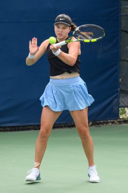 Toronto, ON, Kanada - 4 Ağustos 2024: Rebeka Masarova (ESP), Sobeys Stadyumu 'nda oynanan Ulusal Banka Açık ön eleme karşılaşmasında Kayla Day (ABD) karşısında oynuyor.
