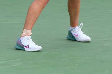 Toronto, ON, Kanada - 4 Ağustos 2024: Sobeys Stadyumu 'nda oynanan Ulusal Banka Açık ön eleme karşılaşmasında Rebeka Masarova' nın (ESP) spor ayakkabıları görülüyor.