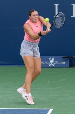 Toronto, ON, Kanada - 4 Ağustos 2024: Jule Niemeier (GER), Sobeys Stadyumu 'nda oynanan Ulusal Banka Açık ön eleme karşılaşmasında Stacey Fung' a karşı oynadı..