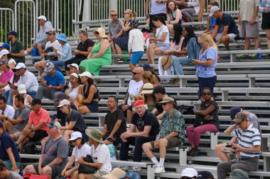 Toronto, ON, Kanada - 4 Ağustos 2024: Tribünlerdeki seyirciler, Sobeys Stadyumunda Ulusal Banka Açık 'ta oynayan Stacey Fung (CAN) ile oynanan Jule Niemeier (GER) maçını izliyorlar.