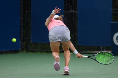 Toronto, ON, Kanada - 4 Ağustos 2024: Katie Volynets (ABD), Sobeys Stadyumu 'nda oynanan Ulusal Banka Açık ön eleme karşılaşmasında Yuriko Miyazaki' ye (GBR) karşı oynuyor.