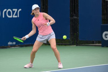 Toronto, ON, Kanada - 4 Ağustos 2024: Katie Volynets (ABD), Sobeys Stadyumu 'nda oynanan Ulusal Banka Açık ön eleme karşılaşmasında Yuriko Miyazaki' ye (GBR) karşı oynuyor.