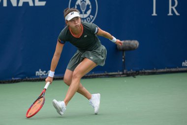 Toronto, ON, Kanada - 4 Ağustos 2024: Yuriko Miyazaki (GBR), Sobeys Stadyumu 'nda oynanan Ulusal Banka Açık ön eleme karşılaşmasında Katie Volynets' e karşı oynuyor.