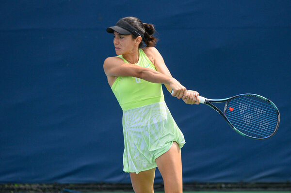 Торонто, Канада - 4 августа 2024 года: Мириам Булгару (ROU) играет против Бернарды Пера (США) во время отборочного матча Открытого Национального банка на стадионе "Собэйс"