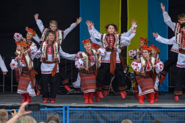 Toronto, Ontario, Kanada 24 Ağustos 2024: İnsanlar Centennial Park 'ta 33 yıldır Ukrayna' nın bağımsızlığını kutluyor..