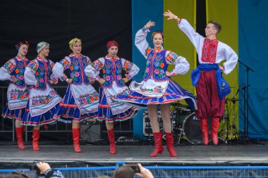 Toronto, Ontario, Kanada 24 Ağustos 2024: İnsanlar Centennial Park 'ta 33 yıldır Ukrayna' nın bağımsızlığını kutluyor..