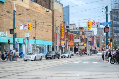 Toronto, ON, Kanada - 17 Ağustos 2024: Toronto Çin Mahallesi Festivali sırasında Spadina Bulvarı sokak manzarası.