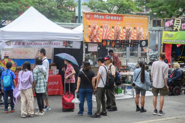 Toronto, ON, Kanada - 17 Ağustos 2024: Toronto Çin Mahallesi Festivali sırasında Spadina Bulvarı sokak manzarası.
