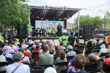 Toronto, ON, Kanada - 17 Ağustos 2024: Toronto Çin Mahallesi Festivali 2024 Spadina Bulvarı 'ndaki ana sahnede açılış töreni.