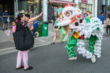 Toronto, ON, Kanada - 17 Ağustos 2024: Çin Mahallesi 'nde Aslan Dansı Gösterileri 2024 Toronto Çin Mahallesi Festivali.
