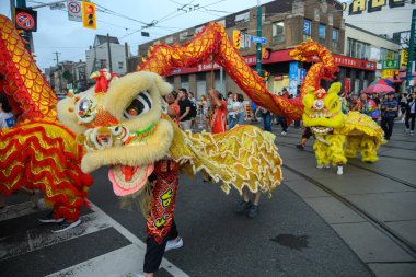 Toronto, ON, Kanada - 17 Ağustos 2024: Çin Mahallesi 'nde Aslan Dansı Gösterileri 2024 Toronto Çin Mahallesi Festivali.