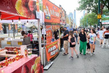 Toronto, ON, Kanada - 17 Ağustos 2024: Çin Mahallesi Festivali gıda tedarikçileri, 2024 Toronto Çin Mahallesi Festivali 'nde Spadina Bulvarı' nda ürünlerini sundular.