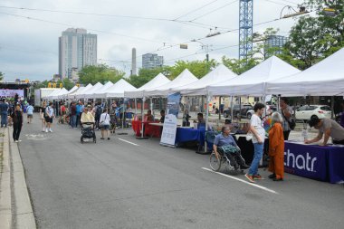 Toronto, ON, Kanada - 17 Ağustos 2024: Çin Mahallesi Festivali gıda tedarikçileri, 2024 Toronto Çin Mahallesi Festivali 'nde Spadina Bulvarı' nda ürünlerini sundular.