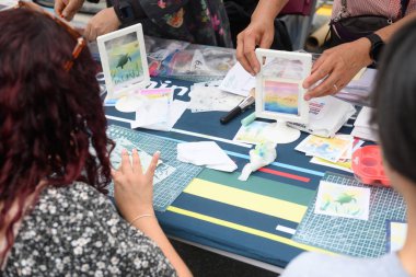 Toronto, ON, Kanada - 17 Ağustos 2024: Çin Mahallesi Festivali gıda tedarikçileri, 2024 Toronto Çin Mahallesi Festivali 'nde Spadina Bulvarı' nda ürünlerini sundular.