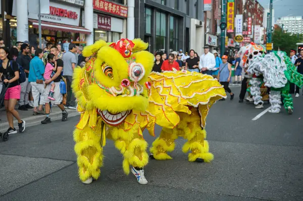 Toronto, ON, Kanada - 17 Ağustos 2024: Çin Mahallesi 'nde Aslan Dansı Gösterileri 2024 Toronto Çin Mahallesi Festivali.