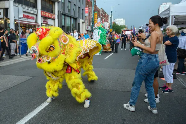 Toronto, ON, Kanada - 17 Ağustos 2024: Çin Mahallesi 'nde Aslan Dansı Gösterileri 2024 Toronto Çin Mahallesi Festivali.