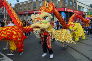 Toronto, ON, Kanada - 17 Ağustos 2024: Çin Mahallesi 'nde Aslan Dansı Gösterileri 2024 Toronto Çin Mahallesi Festivali.