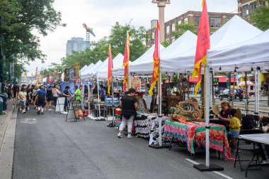 Toronto, ON, Kanada - 17 Ağustos 2024: Çin Mahallesi Festivali gıda tedarikçileri, 2024 Toronto Çin Mahallesi Festivali 'nde Spadina Bulvarı' nda ürünlerini sundular.