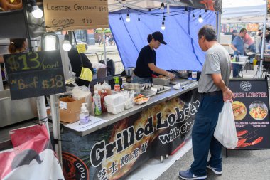 Toronto, ON, Kanada - 17 Ağustos 2024: Çin Mahallesi Festivali gıda tedarikçileri, 2024 Toronto Çin Mahallesi Festivali 'nde Spadina Bulvarı' nda ürünlerini sundular.