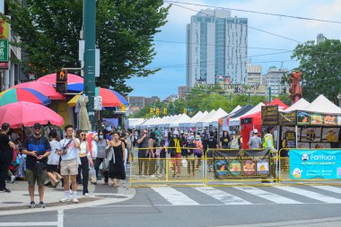 Toronto, ON, Kanada - 17 Ağustos 2024: Toronto Çin Mahallesi Festivali sırasında Spadina Bulvarı sokak manzarası.
