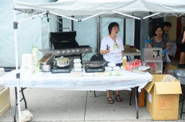Toronto, ON, Kanada - 17 Ağustos 2024: Çin Mahallesi Festivali gıda tedarikçileri, 2024 Toronto Çin Mahallesi Festivali 'nde Spadina Bulvarı' nda ürünlerini sundular.