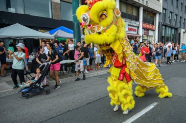 Toronto, ON, Kanada - 17 Ağustos 2024: Çin Mahallesi 'nde Aslan Dansı Gösterileri 2024 Toronto Çin Mahallesi Festivali.