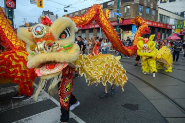 Toronto, ON, Kanada - 17 Ağustos 2024: Çin Mahallesi 'nde Aslan Dansı Gösterileri 2024 Toronto Çin Mahallesi Festivali.