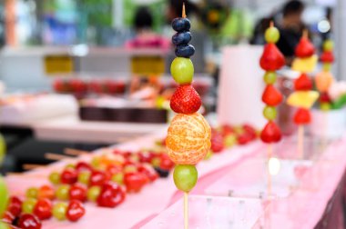 Toronto, ON, Kanada - 17 Ağustos 2024: Çin Mahallesi Festivali gıda tedarikçileri, 2024 Toronto Çin Mahallesi Festivali 'nde Spadina Bulvarı' nda ürünlerini sundular.