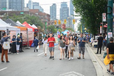 Toronto, ON, Kanada - 17 Ağustos 2024: Toronto Çin Mahallesi Festivali sırasında Spadina Bulvarı sokak manzarası.