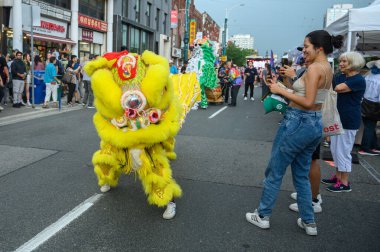 Toronto, ON, Kanada - 17 Ağustos 2024: Çin Mahallesi 'nde Aslan Dansı Gösterileri 2024 Toronto Çin Mahallesi Festivali.