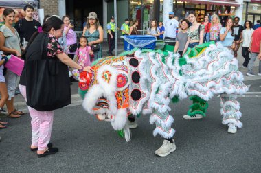 Toronto, ON, Kanada - 17 Ağustos 2024: Çin Mahallesi 'nde Aslan Dansı Gösterileri 2024 Toronto Çin Mahallesi Festivali.
