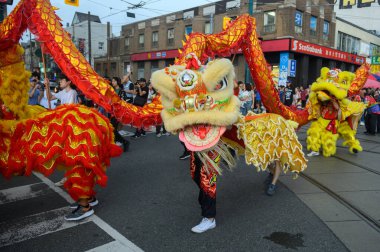 Toronto, ON, Kanada - 17 Ağustos 2024: Çin Mahallesi 'nde Aslan Dansı Gösterileri 2024 Toronto Çin Mahallesi Festivali.