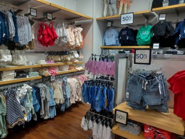 Toronto, On, Kanada - 9 Ağustos 2024: GAP mağazasındaki yeni aksesuar ve giysi koleksiyonunun kapalı manzarası.