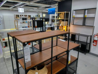 Toronto, On, Kanada - 21 Ağustos 2024: Ikea satış bölgesinde mobilya ve ev aksesuarları sunulmaktadır.