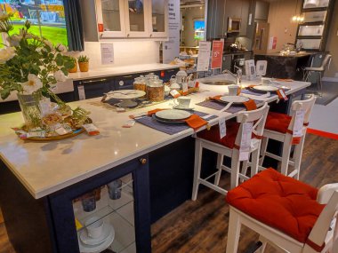 Toronto, On, Kanada - 21 Ağustos 2024: Ikea satış bölgesinde mobilya ve ev aksesuarları sunulmaktadır.