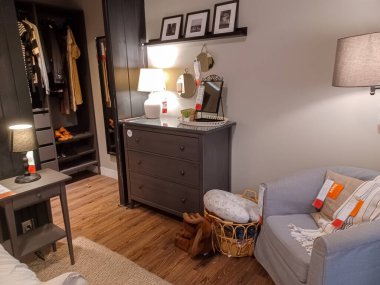 Toronto, On, Kanada - 21 Ağustos 2024: Büyük Amerikan mağazası satış döneminde farklı mobilyalar öneriyor.