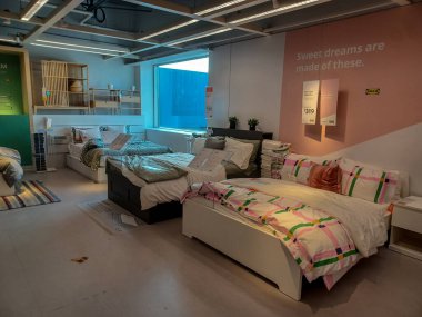 Toronto, On, Kanada - 21 Ağustos 2024: Ikea satış bölgesinde mobilya ve ev aksesuarları sunulmaktadır.