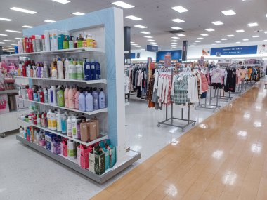 Toronto, On, Kanada - 28 Ağustos 2024: Marshalls American alışveriş merkezindeki kıyafet koleksiyonu.