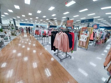 Toronto, On, Kanada - 28 Ağustos 2024: Marshalls American alışveriş merkezindeki kıyafet koleksiyonu.