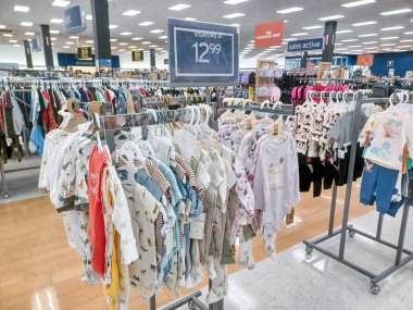 Toronto, On, Kanada - 28 Ağustos 2024: Marshalls American alışveriş merkezindeki kıyafet koleksiyonu.