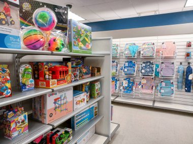 Toronto, On, Kanada - 28 Ağustos 2024: Marshalls American alışveriş merkezindeki kıyafet koleksiyonu.