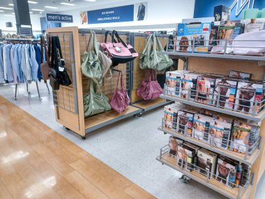 Toronto, On, Kanada - 28 Ağustos 2024: Marshalls American alışveriş merkezindeki kıyafet koleksiyonu.