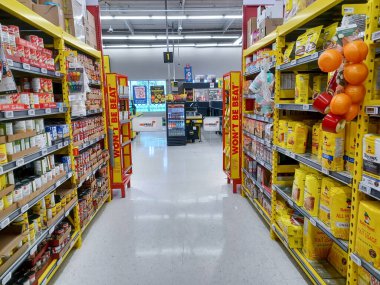 Toronto, On, Kanada - 23 Ağustos 2024: Kanada 'daki No Frills marketindeki rafların iç görünümü.