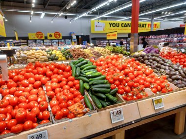 Toronto, On, Kanada - 23 Ağustos 2024: Kanada 'da No Frills marketindeki üretim departmanının kapalı manzarası.