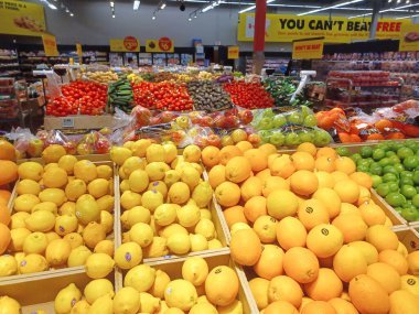 Toronto, On, Kanada - 23 Ağustos 2024: Kanada 'da No Frills marketindeki üretim departmanının kapalı manzarası.