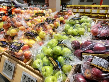 Toronto, On, Kanada - 23 Ağustos 2024: Kanada 'da No Frills marketindeki üretim departmanının kapalı manzarası.