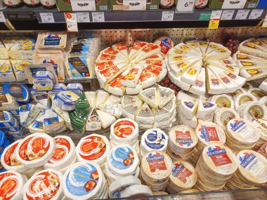 Toronto, On, Kanada - 28 Ağustos 2024: Kanada mağazasındaki şarküteri ve peynir reyonuna bakın.