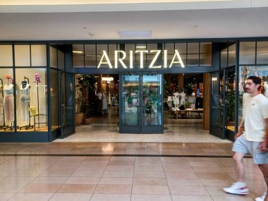 Toronto, ON, Kanada 1 Ağustos 2024: Tesla otomobil şirketi tabelasına bakın..