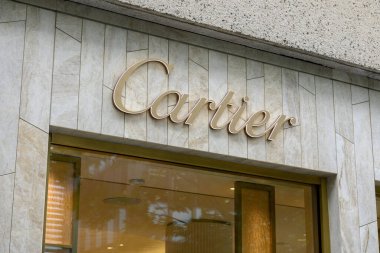 Toronto, ON, Kanada 1 Ağustos 2024: Tesla otomobil şirketi tabelasına bakın..