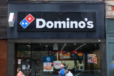 Toronto, ON, Kanada 1 Ağustos 2024: Tesla otomobil şirketi tabelasına bakın..